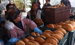 Osmaniye'de depremi yaşayan kadınlar, afetzedelere ekmek ve börek yapıyor