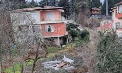 Rize'de kuvvetli rüzgar nedeniyle bazı ev ve iş yerlerinin çatısı uçtu