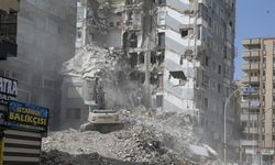Şanlıurfa'da depremde hasar gören binaların yıkımı sürüyor
