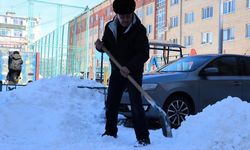 Astana, nisan ayının ortasında yoğun karla mücadele ediyor