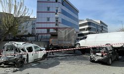 Bağcılar'da kontrolden çıkan kamyon 6 araca çarparak durdu