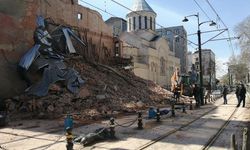 Beyoğlu'nda çöken tarihi binanın moloz kaldırma çalışmaları sürüyor
