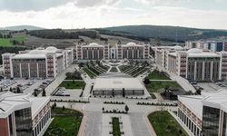 Çevre odaklı çalışmalar yürüten üniversitenin yerleşkesinde elektrikli araç şarj istasyonu kuruldu