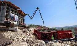Depremin etkilediği Hatay'da temeli atılan konutların inşaatı devam ediyor