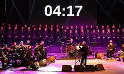 Depremlerde 7 üyesini kaybeden Antakya Medeniyetler Korosu, İzmir'de konser verdi