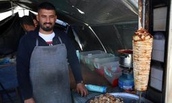Hataylı depremzede dönerci işine kaldığı yerden çadırda devam ediyor