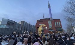 Hollanda'da "Cami Meydanı"nda 1500 kişilik sokak iftarı düzenlendi