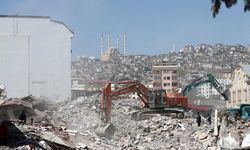 Kahramanmaraş'ta bina yıkım ve enkaz kaldırma çalışmaları 18 mahallede devam ediyor
