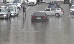 Mardin'de sağanak sonucu ev ve iş yerlerini su bastı