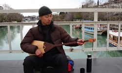 Ülke ülke gezerek geleneksel Türk müziğini tanıtıyor