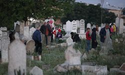 Afrin ilçesinde depremlerde yakınlarını kaybedenler, mezar başlarında gözyaşı döktü