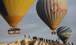 Kapadokya'da yerli turistler bayramda güneşi gökyüzünde karşıladı