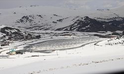 Aydıntepe Göleti ilkbaharda da buzla kaplı