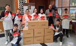 Sivas'ta meslek lisesi öğretmen ve öğrencileri depremzede çocuklar için çikolata üretti