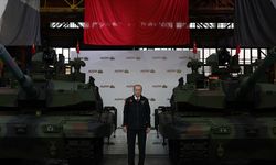 Cumhurbaşkanı Erdoğan, Yeni Altay Tankı'nın önünde durduğu fotoğrafı paylaştı
