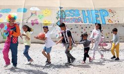Malatya'da konteynerlerde kalan depremzede çocukların yüzünü, gönüllü gençler güldürüyor