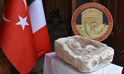 Zeugma'dan kaçırılan tarihi mezar steli Türkiye'nin Roma Büyükelçiliğine teslim edildi