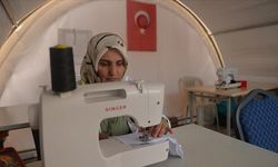 Kahramanmaraş'taki "çadır atölye"de kadınlar hem üretiyor hem stres atıyor