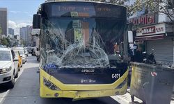 Ümraniye'de İETT otobüsünün çarptığı kamyonetin sürücüsü yaralandı