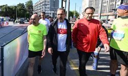 Bakan Kasapoğlu, İzmir'de düzenlenen 10K 19 Mayıs Yol Koşusu'na katıldı