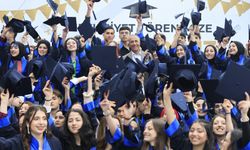 Başkan Dursun, gençlerin mutluluğuna ortak oluyor