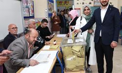 Bağcılar Belediye Başkanı Abdullah Özdemir, eşiyle birlikte oy kullandı