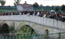Edirne'de gün aydınlanırken dileklerin yazılı olduğu kağıtlar Tunca Nehri'ne bırakıldı