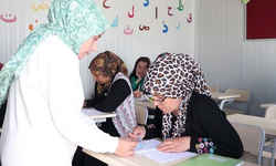 Konteynerde yaşayan kadınlar ilk kez okuma yazma ve Kur'an öğrenme imkanı buldu