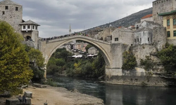 Tarihi Mostar Köprüsü'nün 30 yıl önceki yıkılma anına ait yeni görüntü paylaşıldı