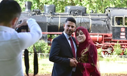 Depremden dolayı kullanılamayan tren garı düğün fotoğrafçıların doğal stüdyosu oldu