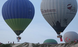 Kapadokya'da balonlar Türk bayrakları ve Atatürk posteri ile uçtu