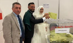 Almanya'da Kaba çifti gelin ve damatlıklarıyla oy kullandı