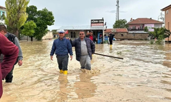 Konya'da sağanak nedeniyle bazı ev ve iş yerlerini su bastı
