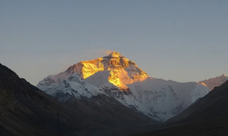 Çinli araştırma ekibi, Everest Dağı'nın zirvesine ulaştı