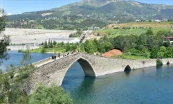 Kahramanmaraş'ta depremzedeler tarihi Ceyhan Köprüsü ve çevresinde stres atıyor