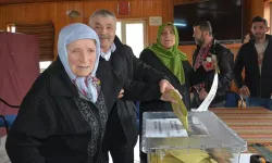 Trabzon'da 101 yaşındaki kadın oy kullandı
