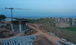 Deprem konutları inşaatında mesai gece gündüz sürüyor