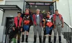 Aydın'da bir grup seçmen efe kıyafetleriyle oy kullandı