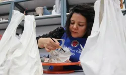 Porselen çöp poşetleriyle çevre kirliliğine dikkat çekiyor
