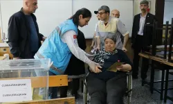 İç Anadolu'da hasta ve engelli seçmen, görevlilerin yardımıyla oy kullandı
