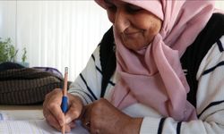 Enkazdan çıkarılan yaşlı kadın konteyner kentte okuma yazma öğrendi