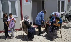 Depremzede kadınlar, acılarını yeni dostluklarla unutmaya çalışıyor