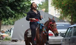 Hatay'da bir seçmen oy kullanmaya atla geldi
