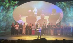 "Saatleri Ayarlama Enstitüsü" gala gösteriminde sanatseverlerle buluştu