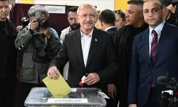 Cumhurbaşkanı adayları ile siyasetçiler oylarını kullanıyor