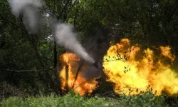 Bahmut cephesi yönündeki Ukraynalı topçu sistemleri Rus mevzilerine yoğun atış yapıyor