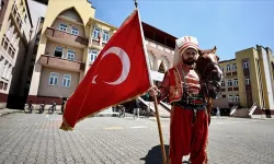 Oyunu kullanmaya yeniçeri kıyafeti ve atla geldi