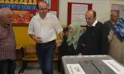 Kütahya’da 95 yaşındaki kadın torununun yardımıyla oy kullanmaya gitti
