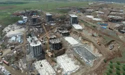 Doğanşehir'de depremzedeler için yapılan kalıcı konutların inşası sürüyor