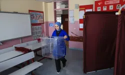 İstanbul'da sandıkların konulacağı okullarda son hazırlıklar yapılıyor